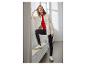 Femme en surchemise beige, haut rouge, jean noir et baskets blanches avec chaussettes léopard.