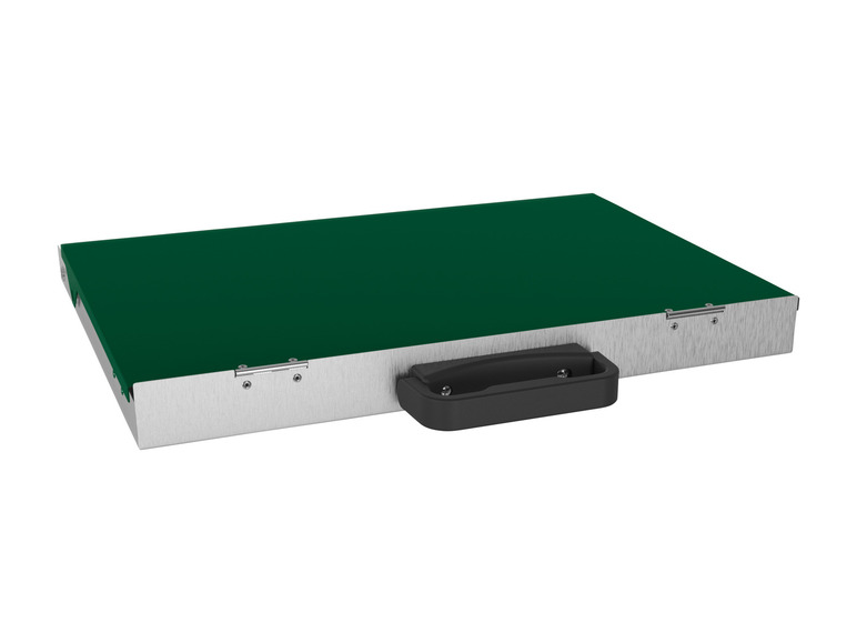 Een metalen dienblad met een groene bovenkant en een handvat.