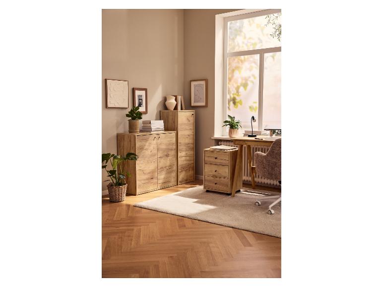 Thuiskantoor met licht houten meubels, bureau, stoel, kasten en planten.