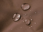Waterdruppels op een bruine, waterdichte stof.