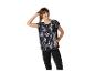 Femme en t-shirt tie-dye et legging noir, tenant une bouteille d'eau métallique.