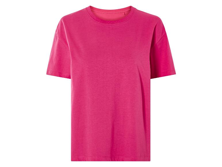 Un t-shirt rose à manches courtes.