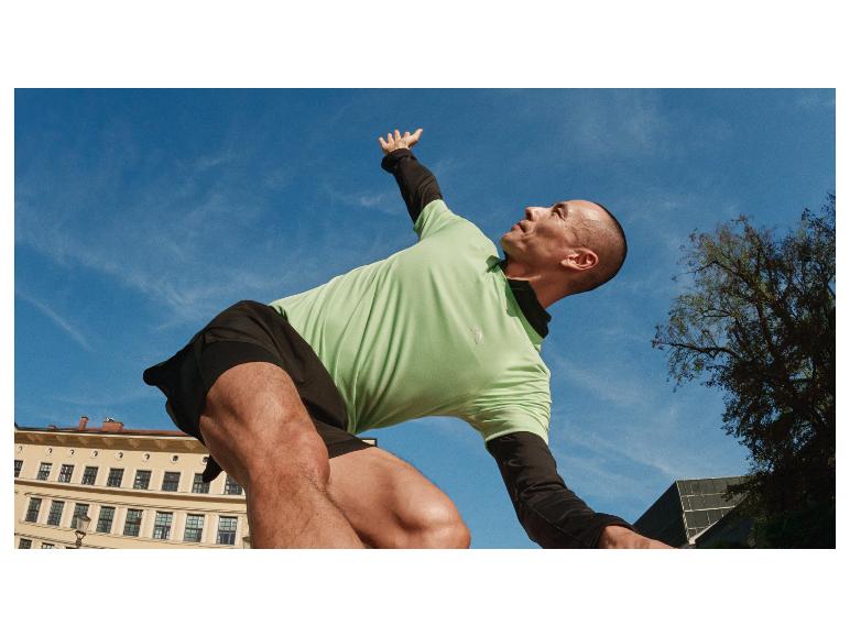 Homme faisant du sport en plein air avec le t-shirt technique à manches longues Crivit.