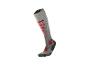 Chaussette de ski grise et rouge à motifs.