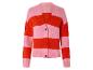 Een roze en rood gestreepte gebreide trui met knopen.