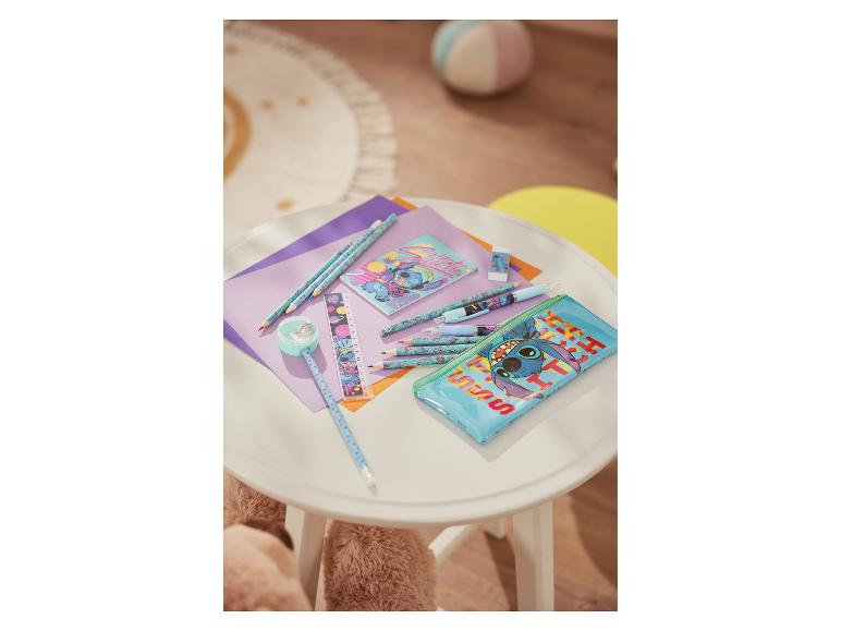 Crayons, taille-crayon et trousse Stitch : fournitures scolaires colorées.