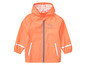 Een oranje regenjas met capuchon voor kinderen met reflecterende details.
