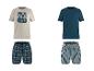 Deux t-shirts pour hommes, un beige avec un imprimé 'Caribbean Summer' et un uni sarcelle, avec deux shorts à motifs.