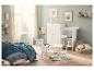 Chambre d'enfant avec lit, table et chaises, armoire, table à langer et jouets aux tons pastel.