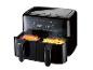 Zwarte airfryer met kip en friet.