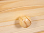 Een houten lade met een ronde knop.