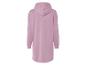Une robe sweat-shirt rose à capuche.