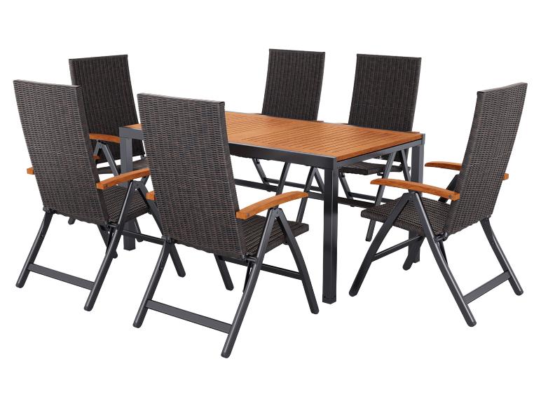 Ensemble de mobilier de jardin en rotin avec table rectangulaire et six chaises pliantes.