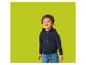 Lachende jongen met krullen, donkerblauwe hoodie en jeans.