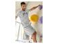 Homme en t-shirt et short gris escaladant un mur d'escalade.