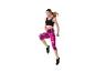 Vrouw in zwarte sportbeha en roze abstracte legging, in een rennende houding.