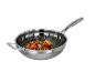 Wok en acier inoxydable avec longue poignée et poignée auxiliaire, rempli de légumes sautés