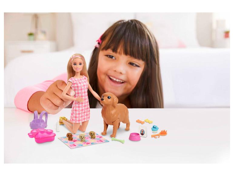 Barbiepop en hondenspeelgoed met een meisje dat op de achtergrond speelt.