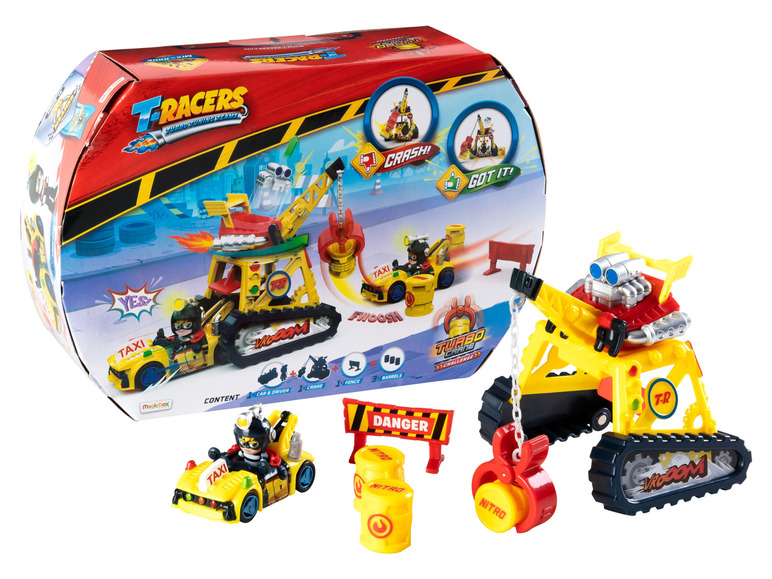 Une voiture de course jaune avec une grue, trois fûts de nitro, une clôture et une boîte avec l'inscription 'T-Racers'.