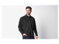 Mannelijk model in een zwart jeans overhemd.