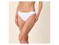 Vrouw in witte high-waist slip, poserend met handen in de zij.