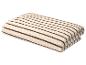 Opgevouwen beige en bruin gestreepte handdoek
