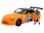 Une voiture jouet Honda S2000 orange avec une figurine Naruto.