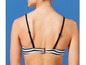 Een zwart-wit gestreepte bikini met brede bandjes.