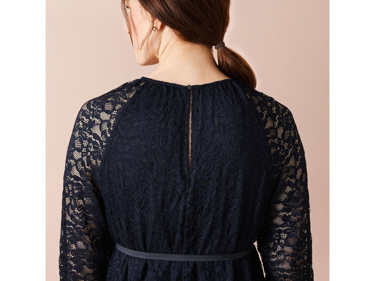 Une longue robe en dentelle bleu foncé à manches longues.