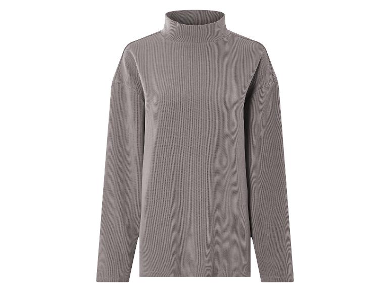 Un pull gris à col roulé à manches longues.