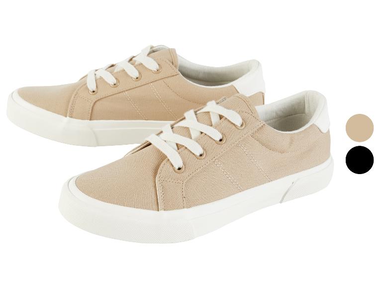 Baskets beige en toile, lacets blancs.