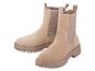 Een paar beige suède Chelsea boots met dikke zolen.