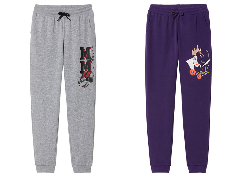 Twee joggingbroeken, één grijs met Mickey Mouse print, één paars met Evil Queen print.