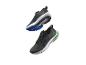 Twee paar zwarte Hoka sportschoenen.