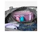 Lichtgrijze reistas met toiletartikelen, koptelefoon en jeans.