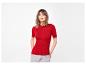 Femme en t-shirt rouge côtelé à manches courtes et jean clair