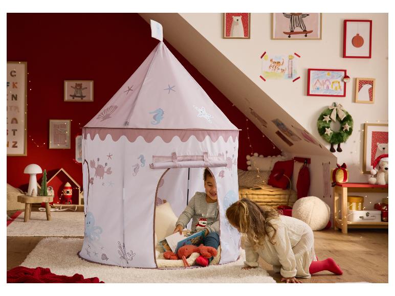 Twee kinderen spelen in een roze speeltent met zeethema in een speelkamer.