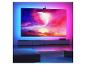 Grote tv met sfeervolle achtergrondverlichting die een levendige ruimte scène toont in een moderne woonkamer.