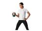 Vrouw in wit T-shirt en zwarte legging met een zwarte kettlebell.
