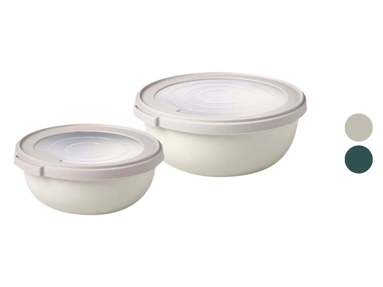 Set van twee keukenkommen met deksels, een grotere en een kleinere, in beige en grijstinten.