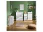 Witte ladekasten en kasten in een groene kamer met houten vloer en decoratie.