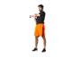 Man in zwart t-shirt en oranje shorts rekent zich uit.
