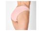 Vrouwenheup en billen in roze naadloze slip met hoge taille.