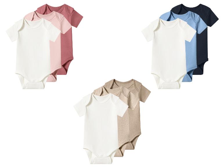 Ensembles de bodies pour bébé dans des tons roses, bleus et beiges.