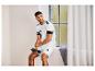 Homme en T-shirt et short Adidas blancs tenant une bouteille d'eau noire.
