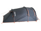 Een grijze tent van het merk Tambu, met oranje accenten.
