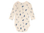 Een witte baby romper met blauwe hondjes
