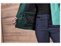 Een groene jas met een blauwe broek.