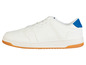 Witte sneakers met blauwe details en een beige zool.
