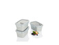Drie grijze plastic opbergdozen met deksels.